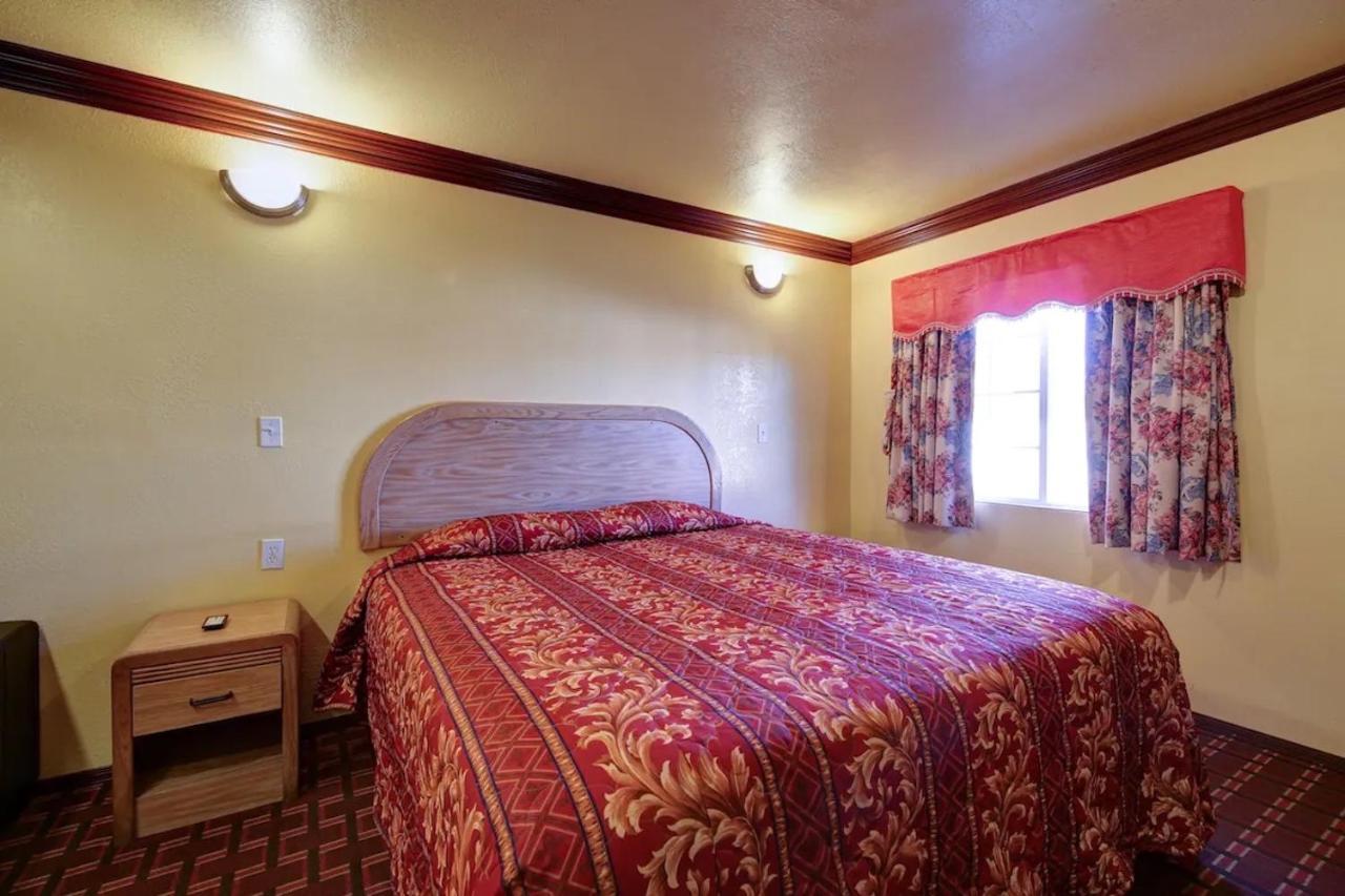 Welcome Inn Ингълуд Екстериор снимка